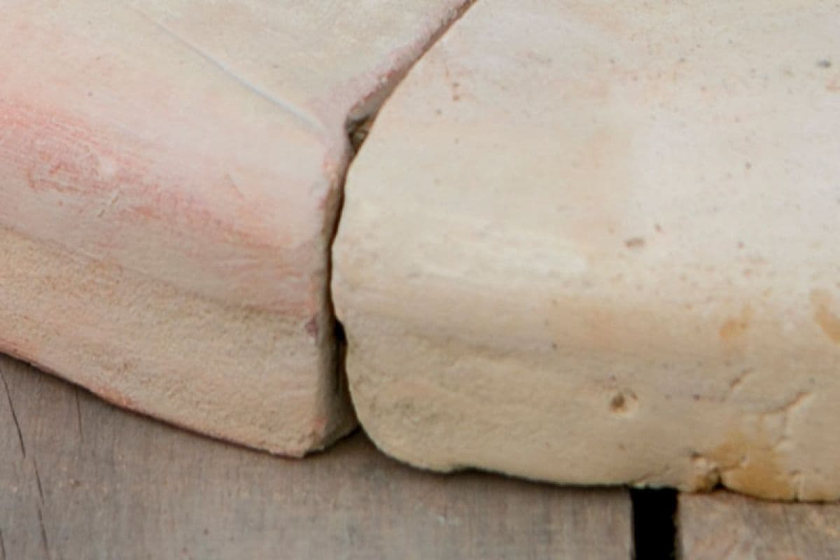 Detalle de piezas curvas de Barro Manual sobre madera de taller